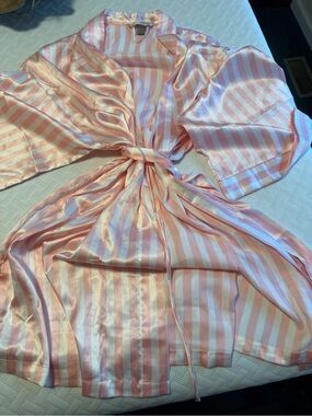 Victorias Secret Classic Pink and White Striped Satin Robe, SZ M-L, Never Worn.